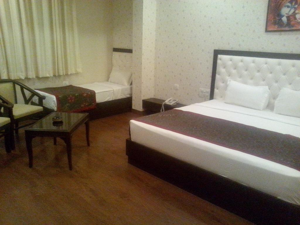 Hotel Krishna International Vrindāvan Room photo